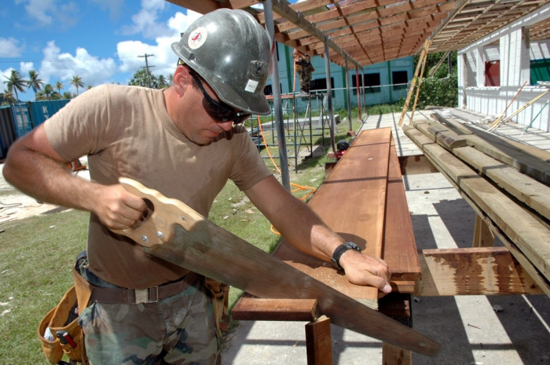 menuisier-SAORGE-min_worker_construction_building_carpenter_male_job_build_helmet-893290